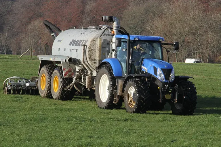 Tractor slurry injection